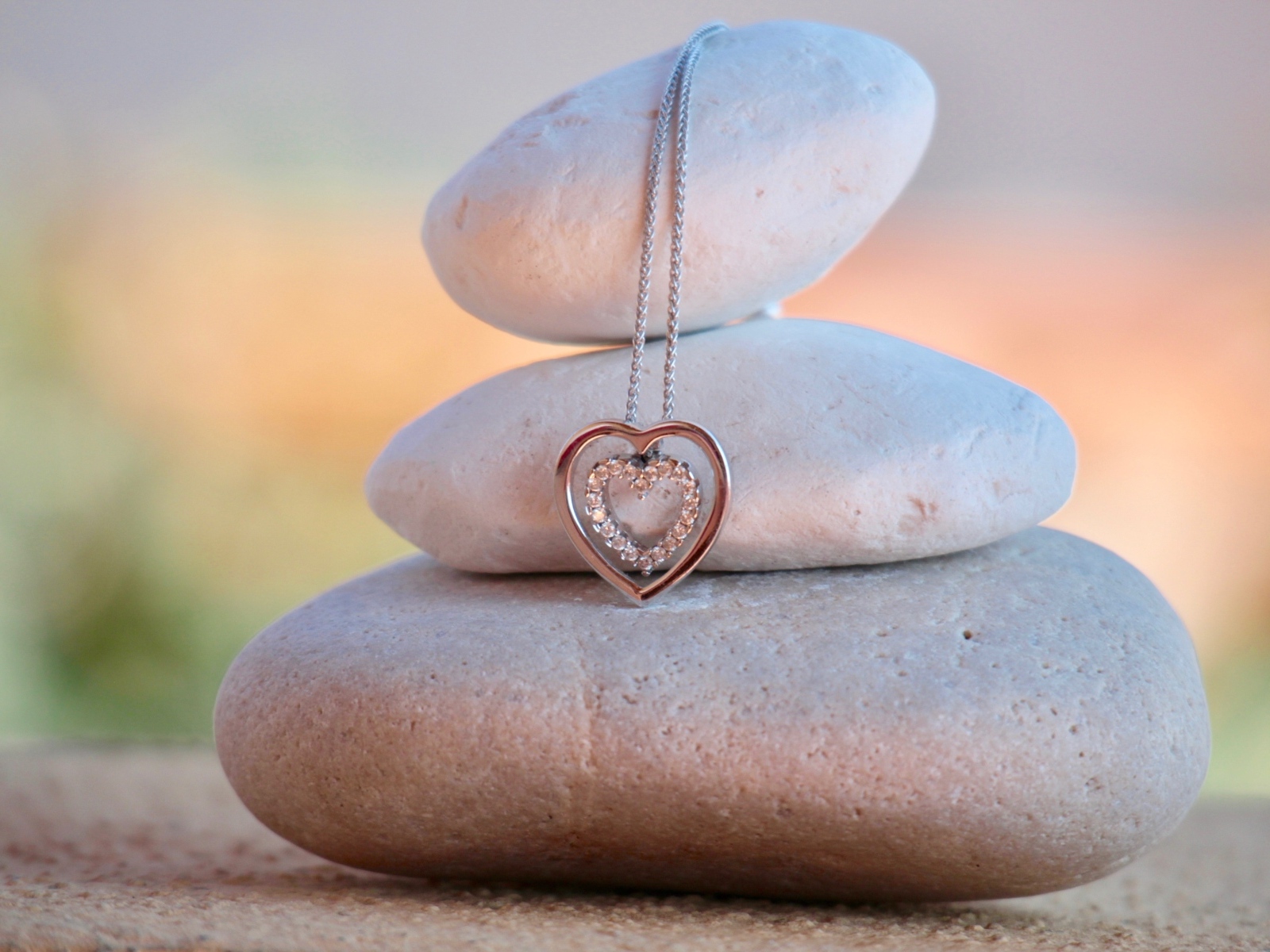 Кулон в форме сердца на камнях
