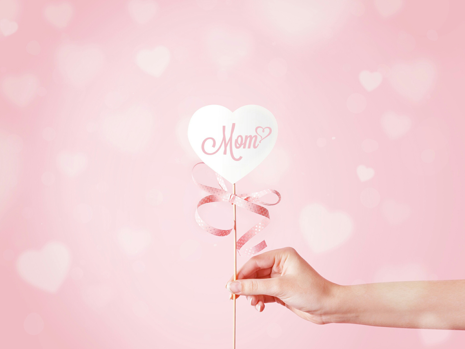 Сердечко для мамы на палочке  в руке