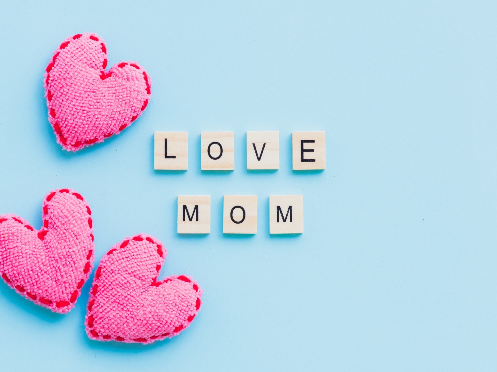 Сердечки и надпись Я люблю маму на голубом фоне