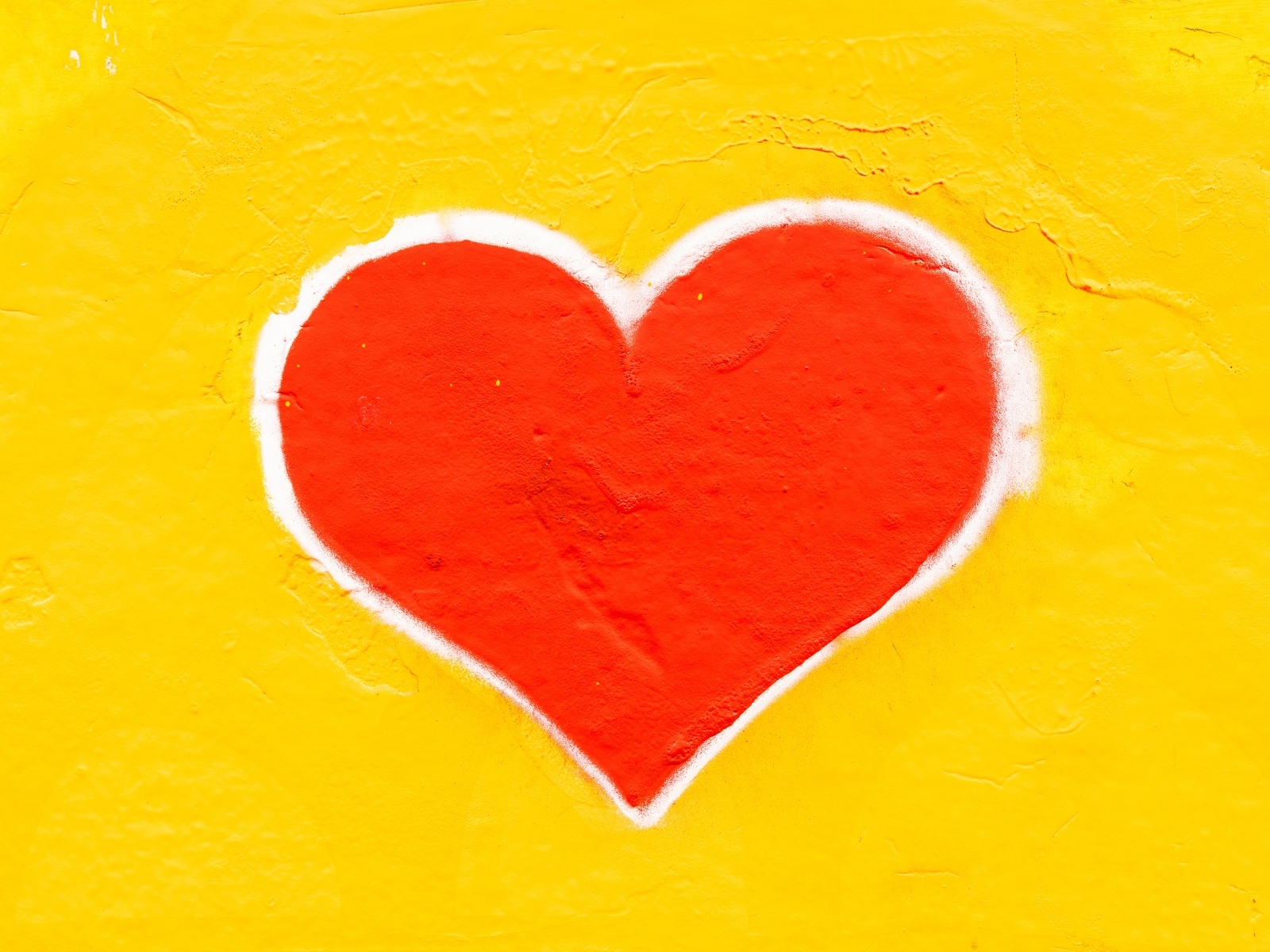 Красное сердце на желтом фоне
