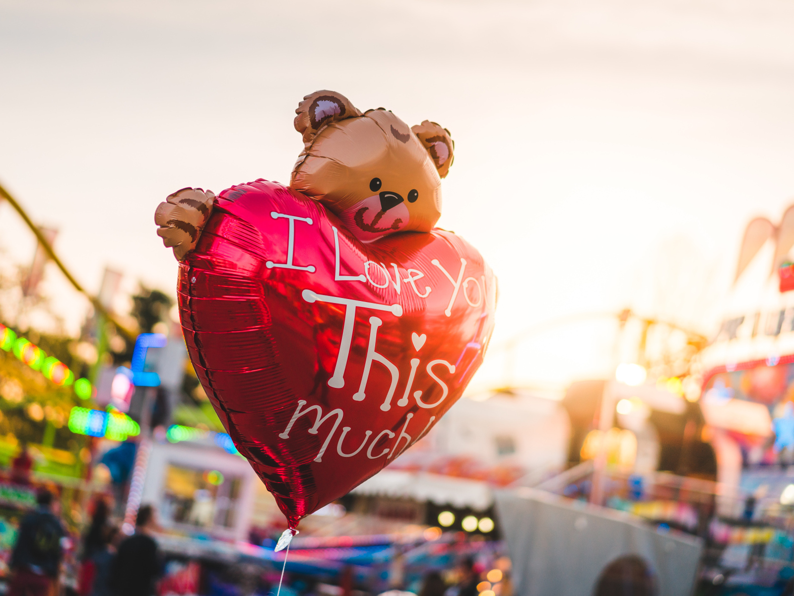 Воздушный шарик плюшевый мишка с сердцем для любимой