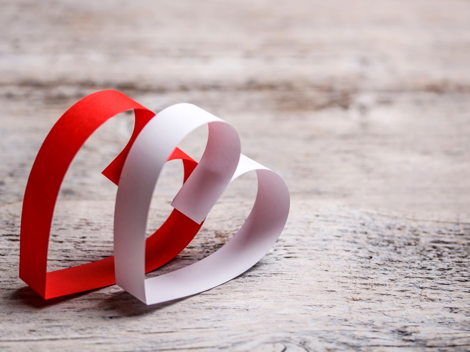Два бумажных сердца на столе