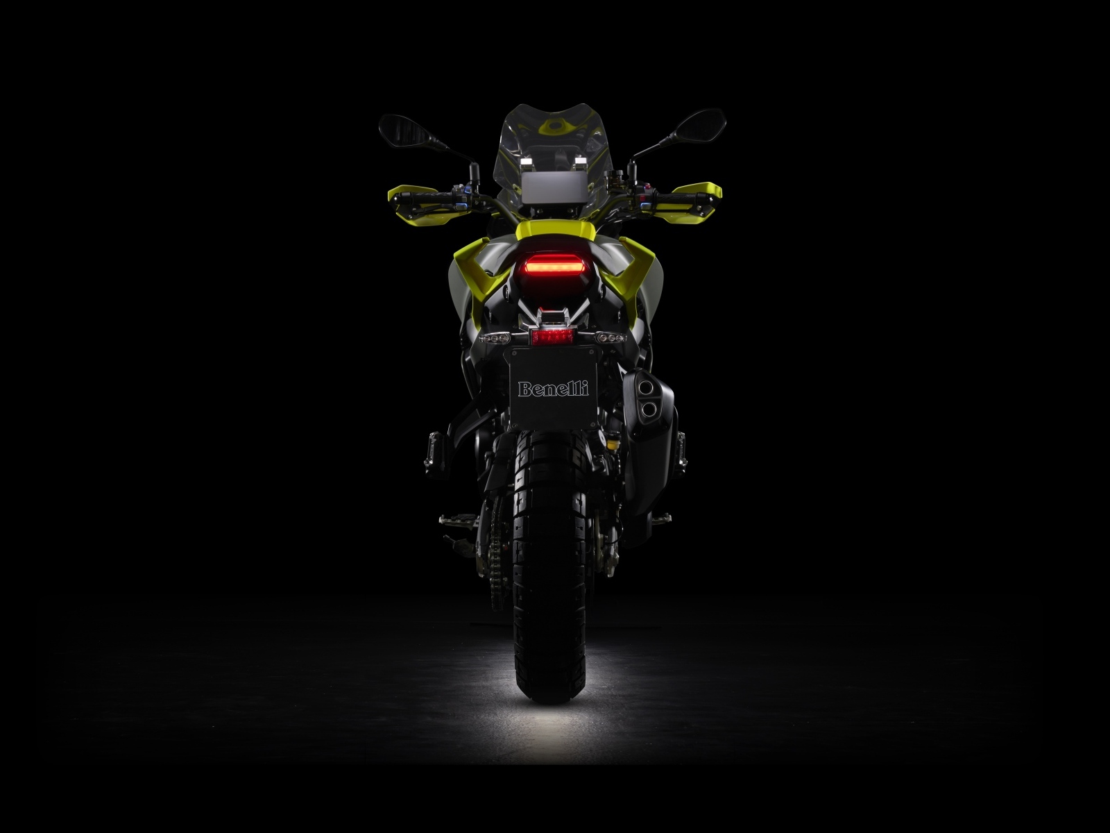 Мотоцикл Benelli TRK 800 на черном фоне