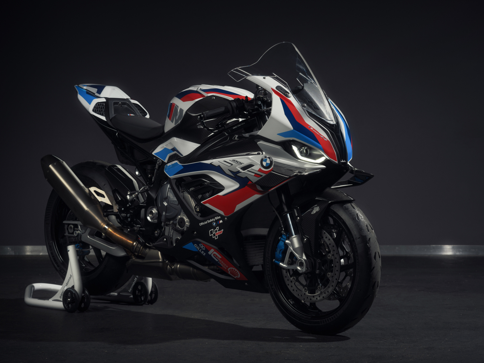 Большой спортивный мотоцикл bmw