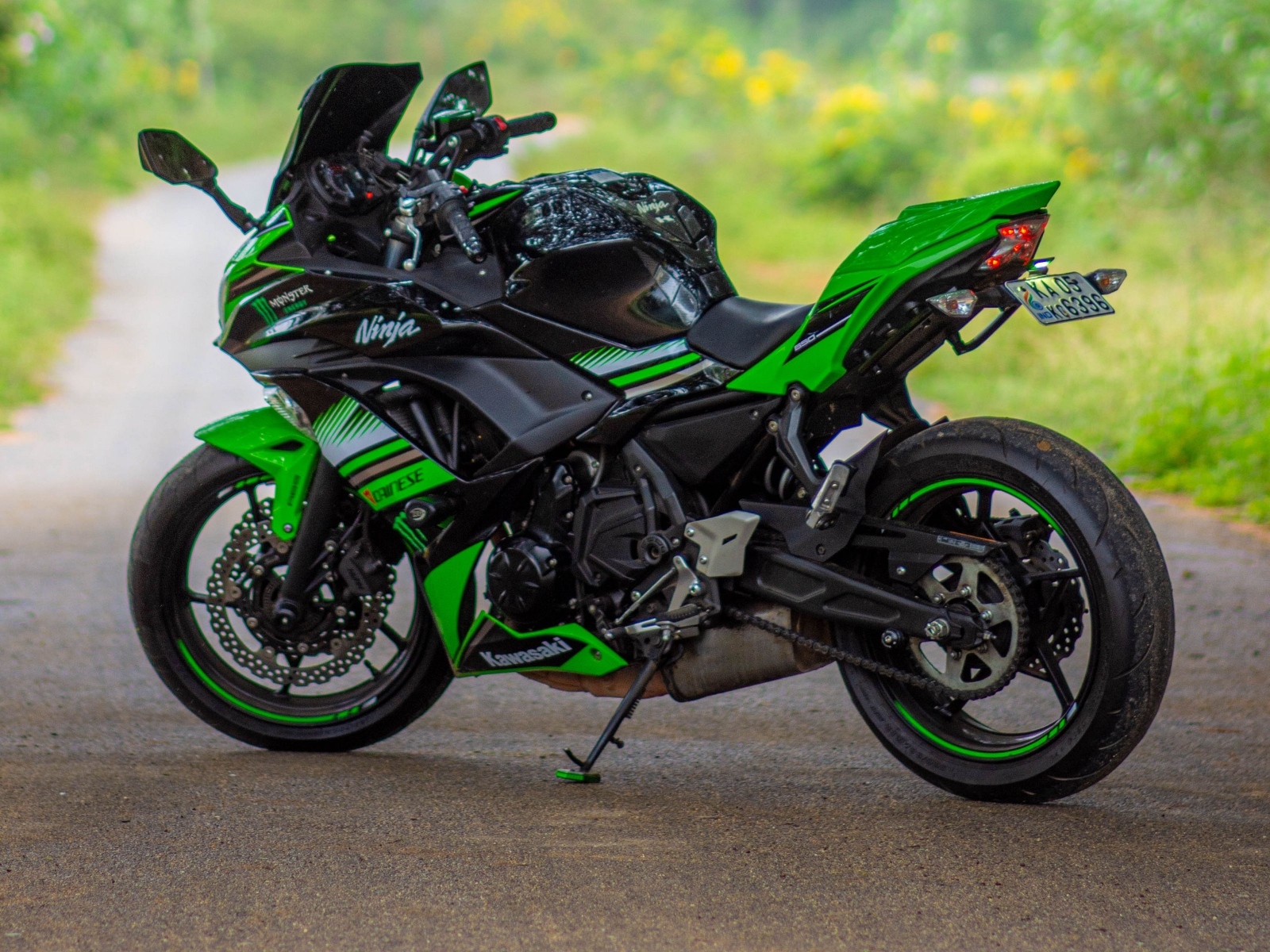 Зеленый мотоцикл kawasaki на дороге