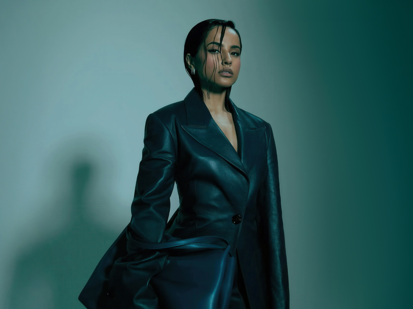 Американская певица Бекки Джи в черном пальто