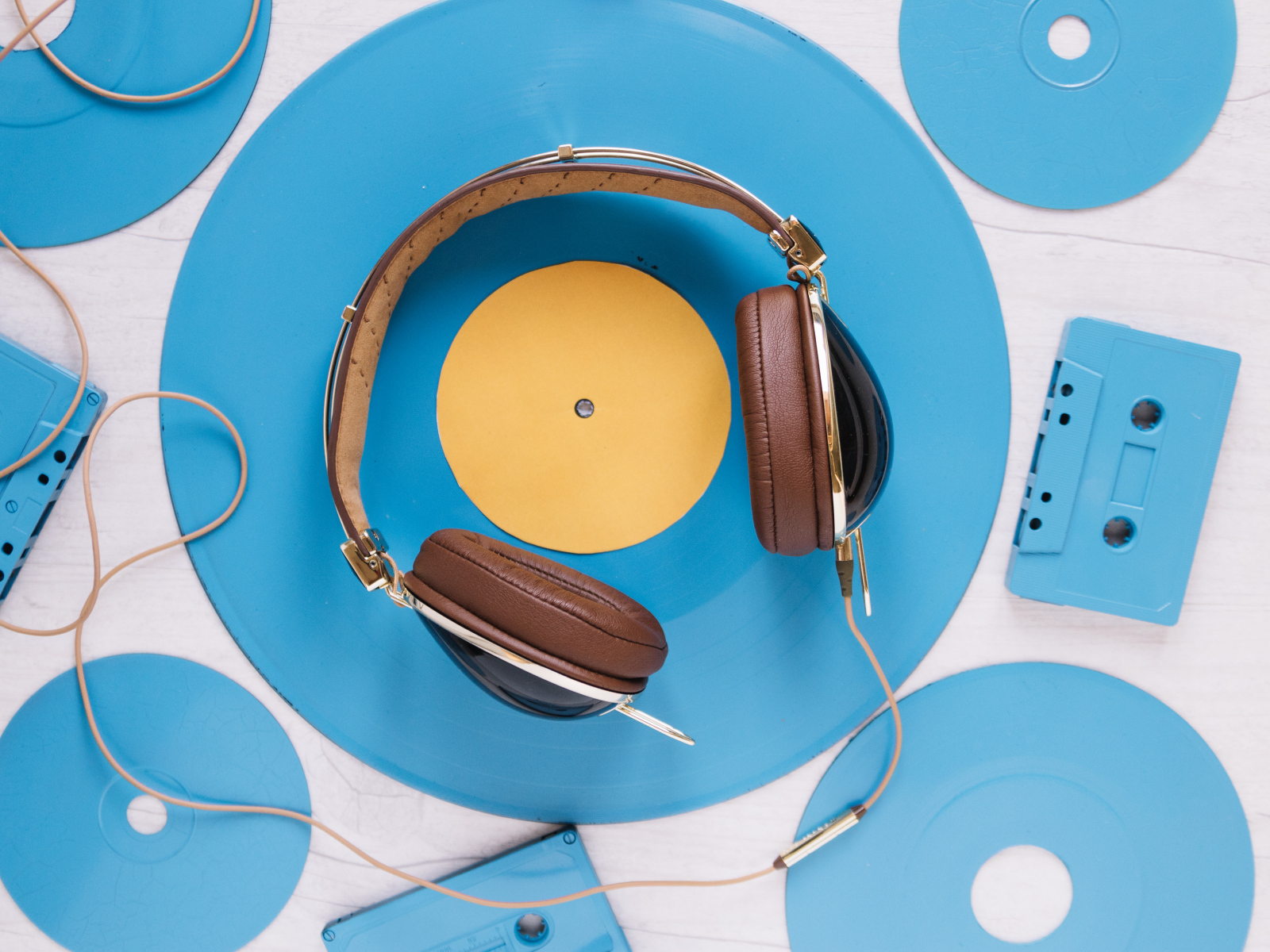 Синяя пластинка, кассеты и большие наушники