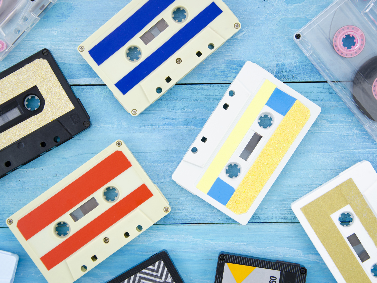 Много старых кассет на голубом фоне