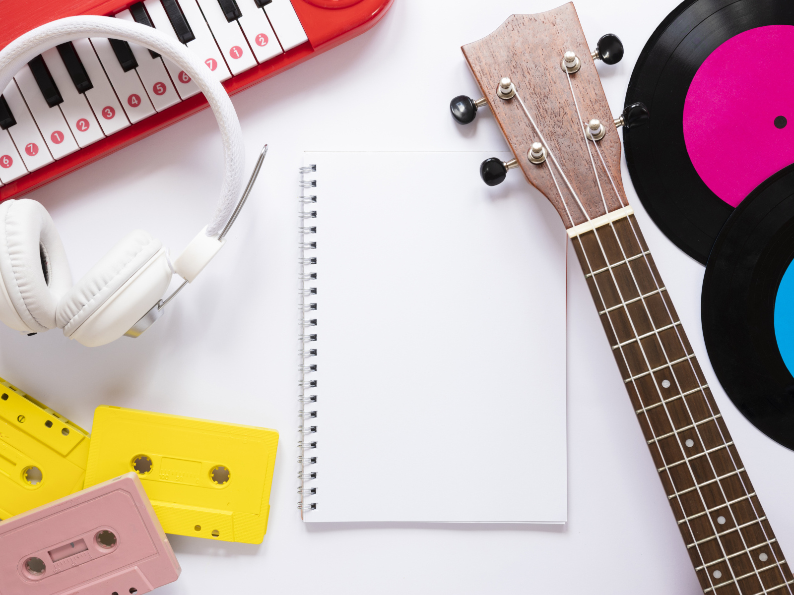 Музыкальные инструменты с наушниками, кассетами и пластинками
