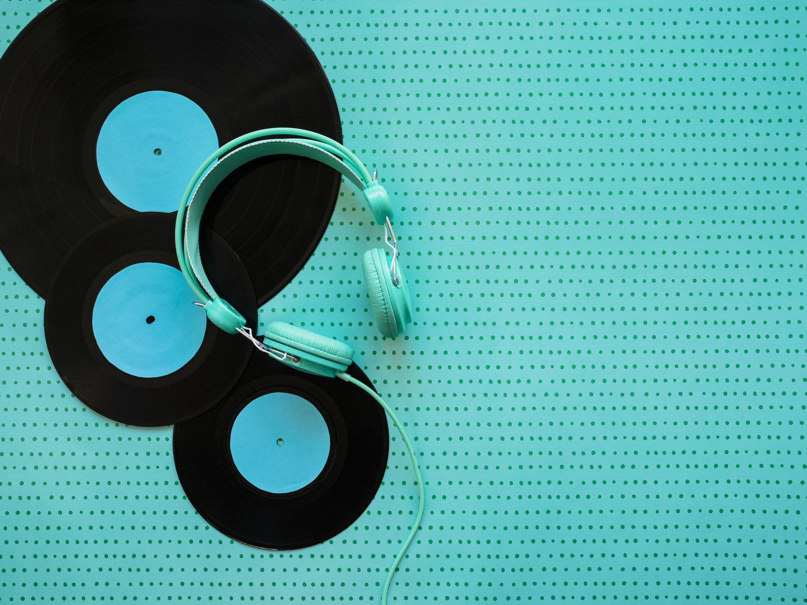 Пластинки и наушники на голубом фоне