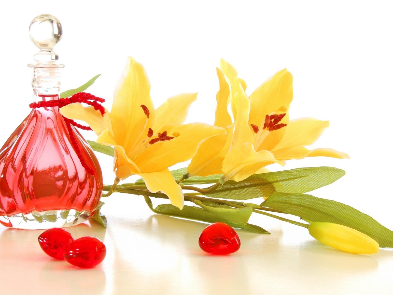 Желтые лилии на белом фоне с духами