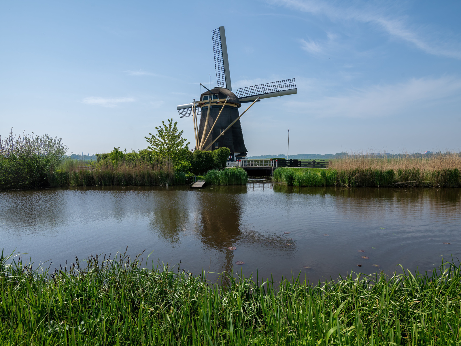 Мельница стоит у реки