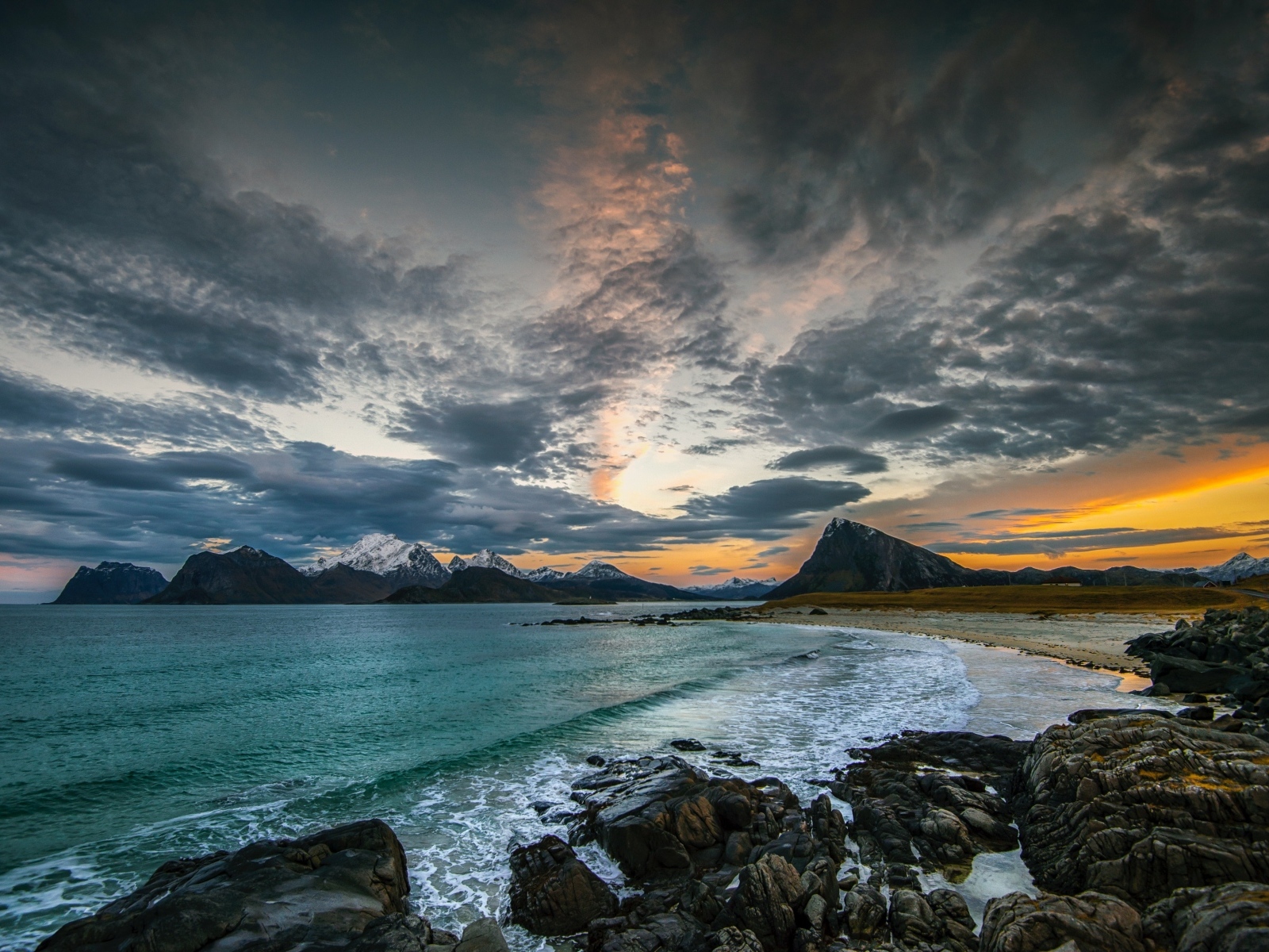 Черные облака над водой океана