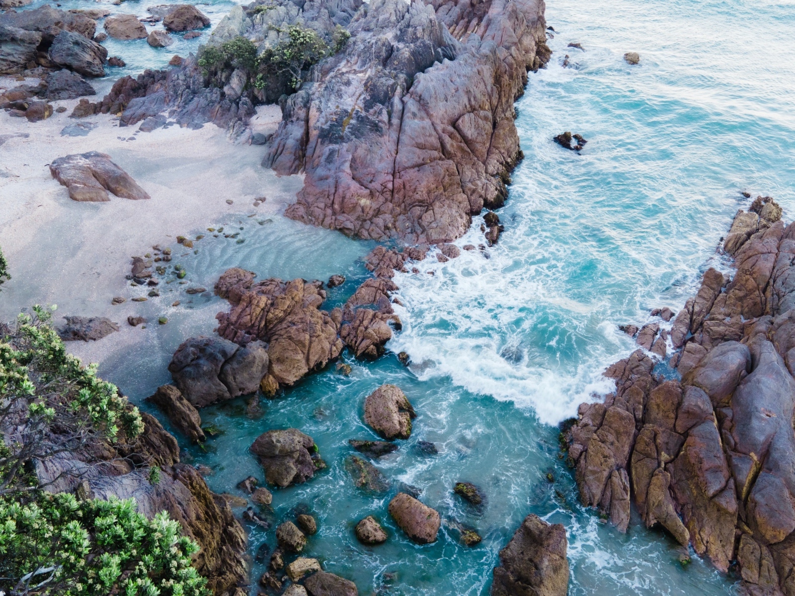 Вид сверху на скалы на берегу океана