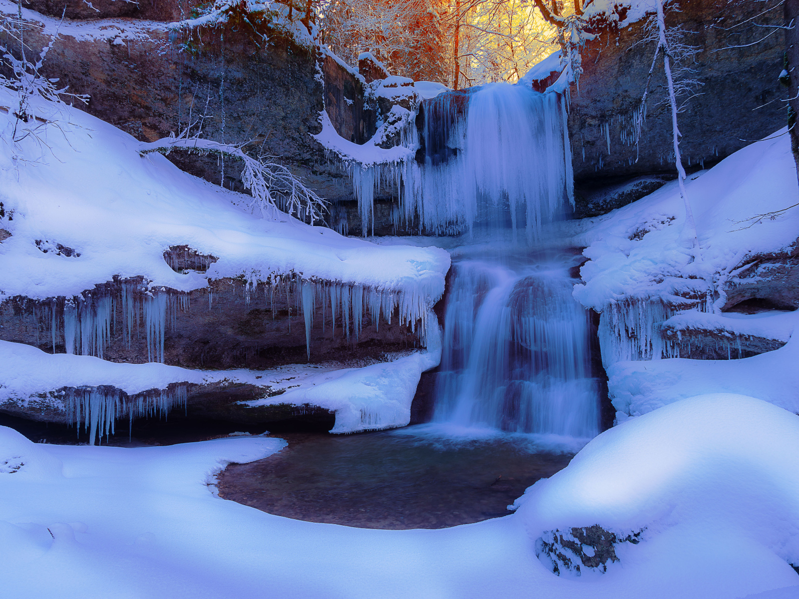 Заледеневший водопад на скале зимой