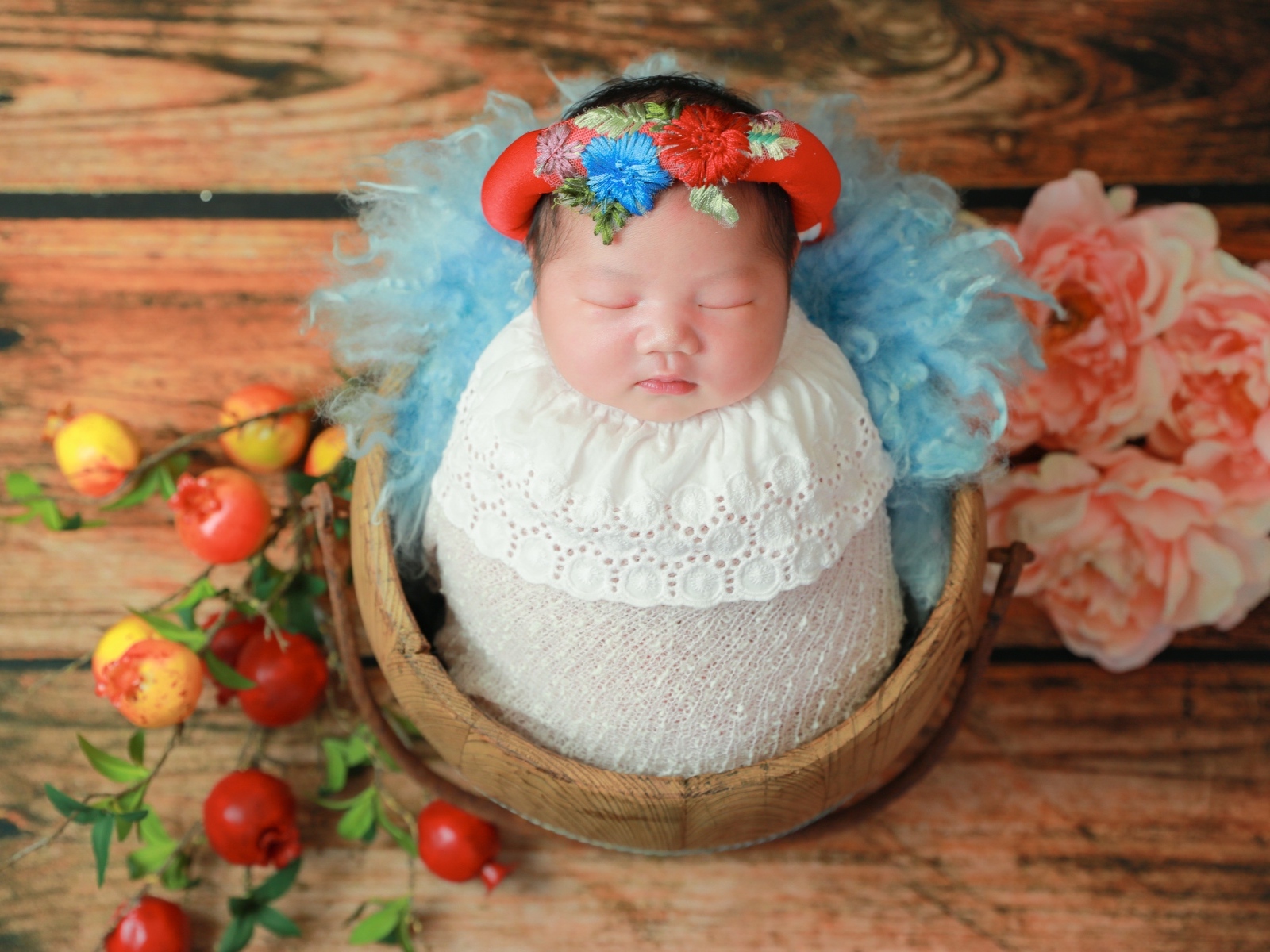 Маленький ребенок завернут в белое покрывало