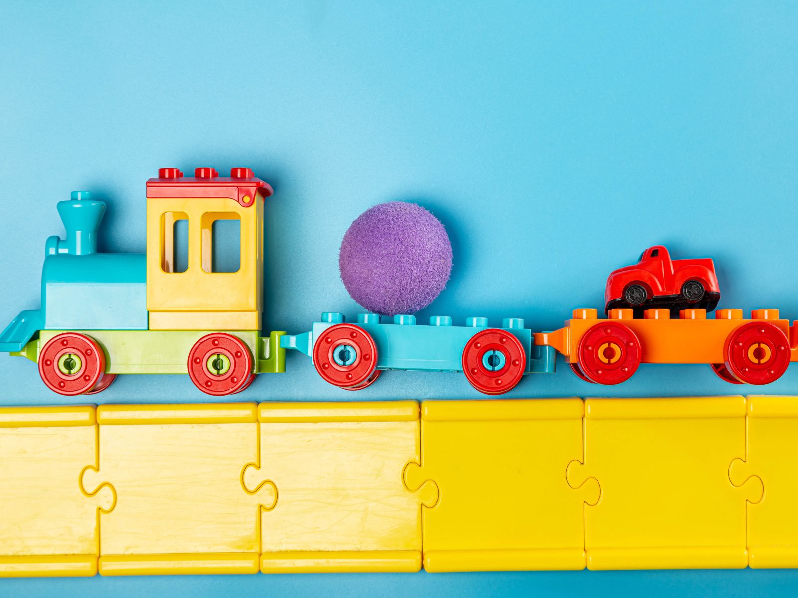 Игрушечный поезд на голубом фоне