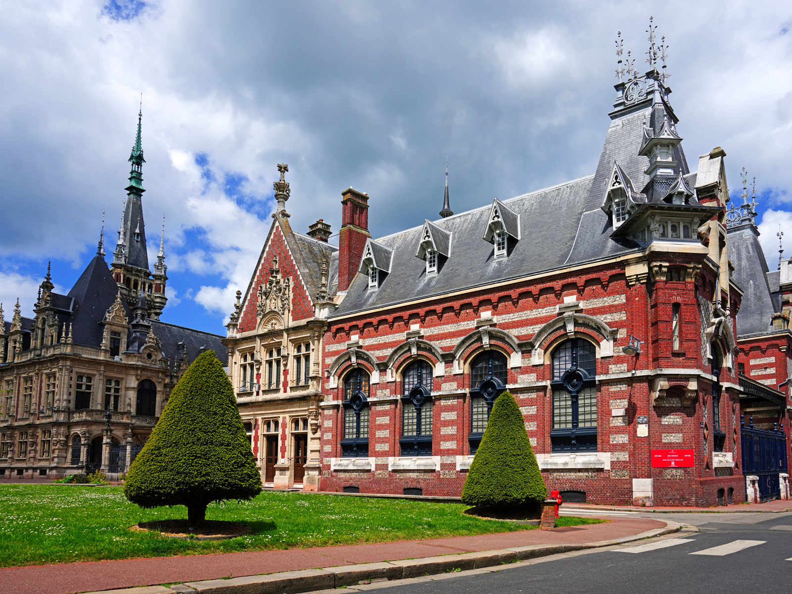 Газон у старинного здания, Франция