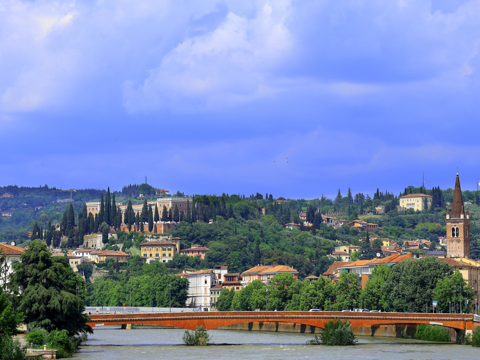 Вид на город и реку с мостом, Италия