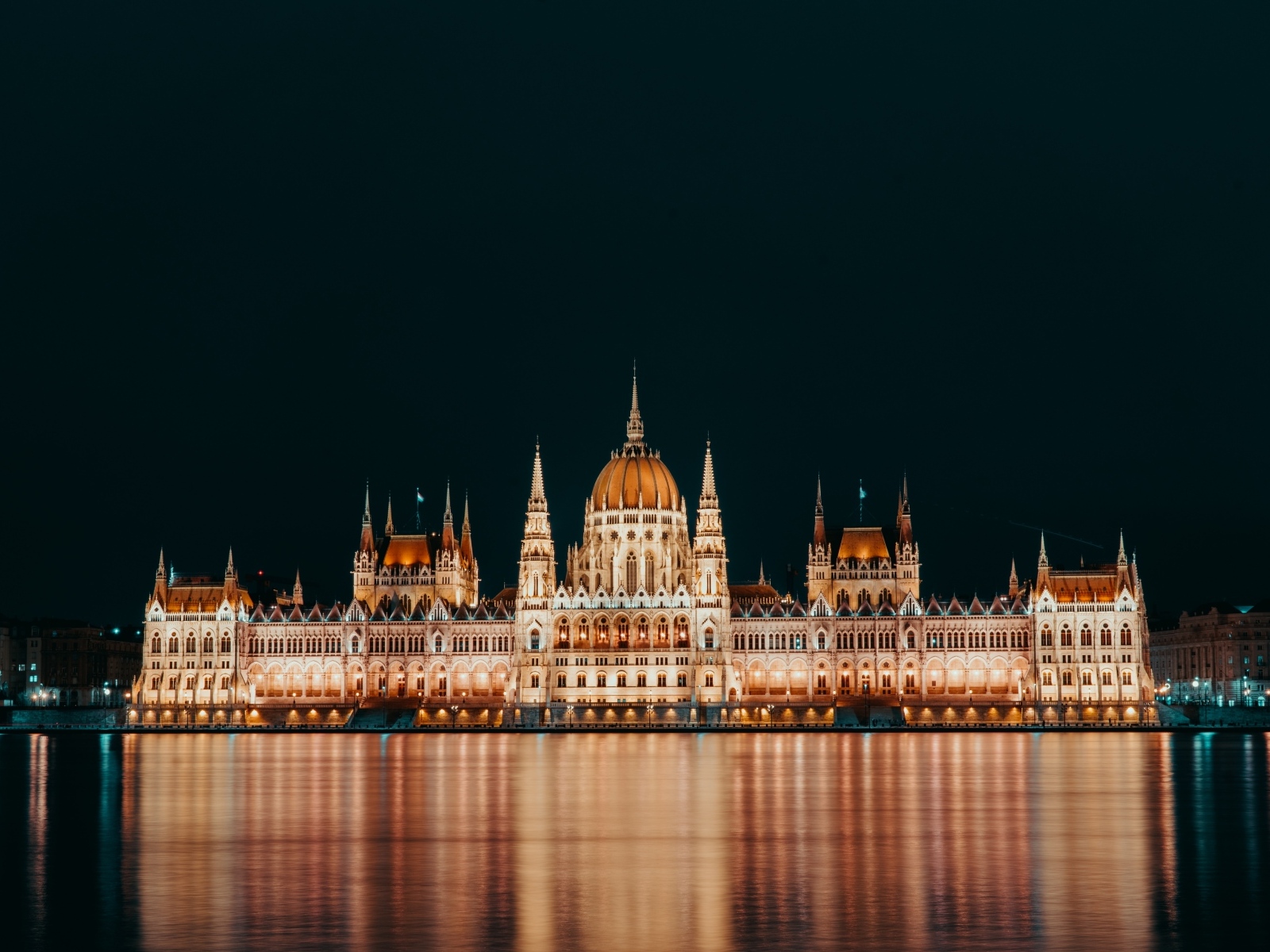 Здание Венгерского парламента ночью