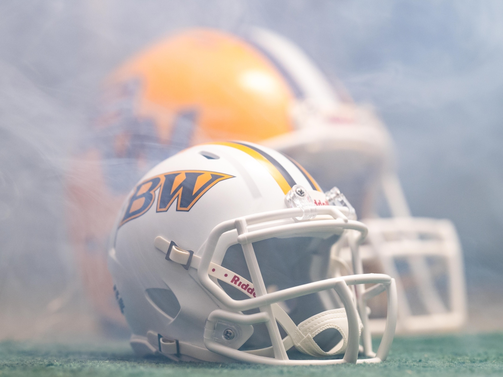 Шлем для игры в американский футбол в дыму