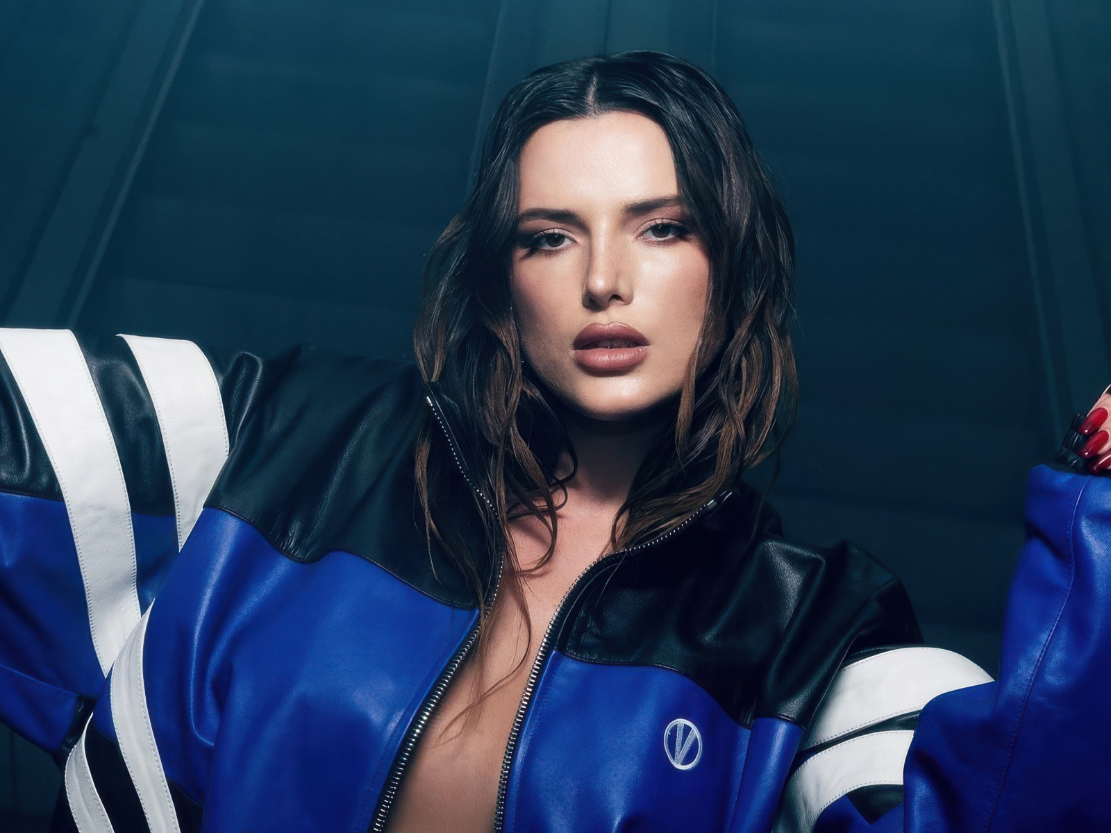 Красивая актриса Белла Торн в кожаной куртке