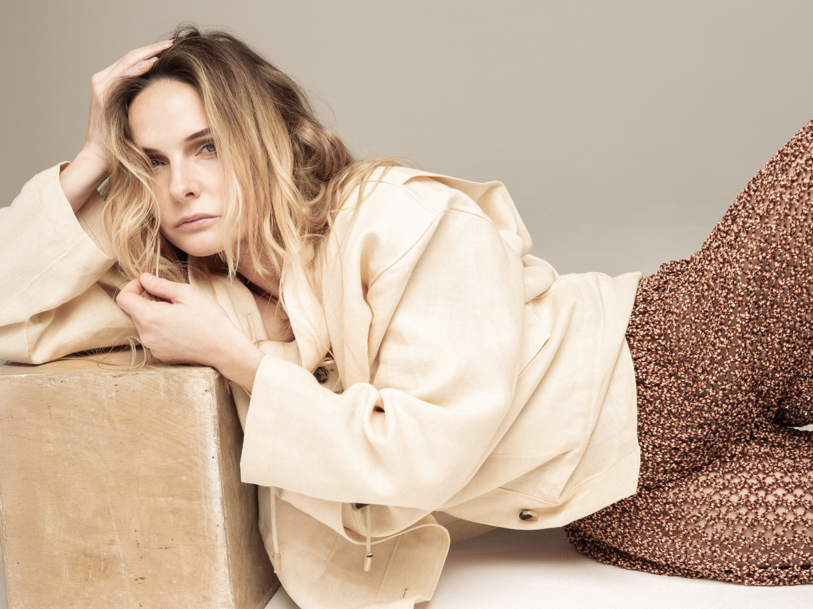 Блондинка актриса Ребекка Фергюсон на сером фоне