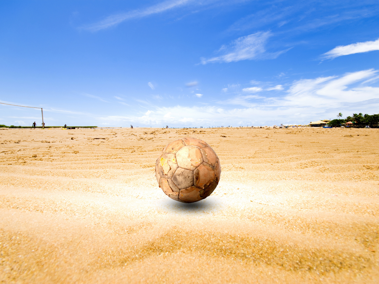 Старый футбольный мяч на песке