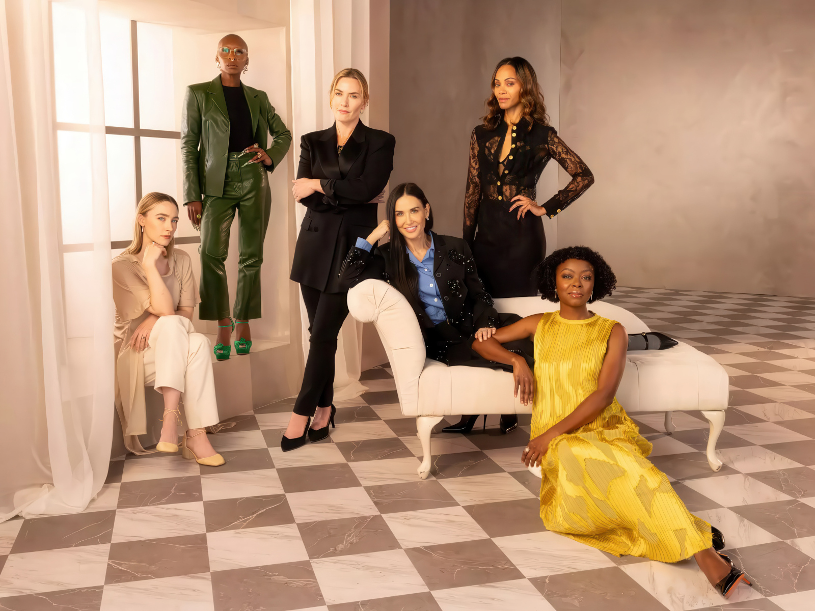 Популярные актрисы в комнате с большим окном