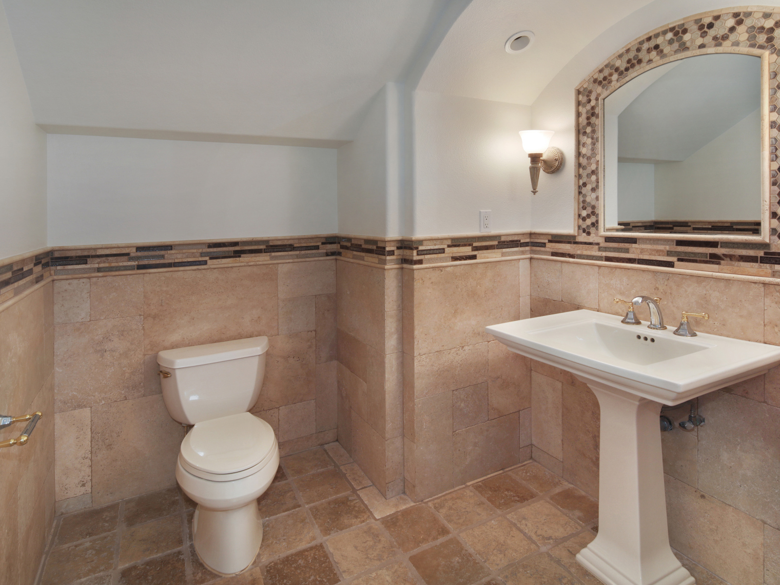 Туалет с зеркалом и раковиной