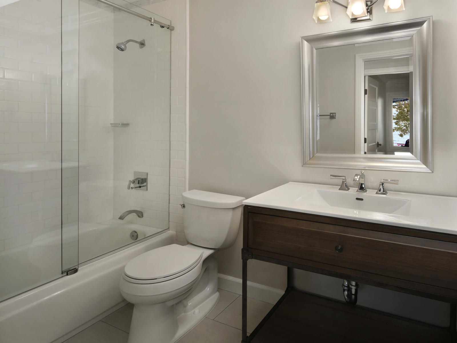 Интерьер ванной комнаты в белом цвете с душевой кабиной и унитазом