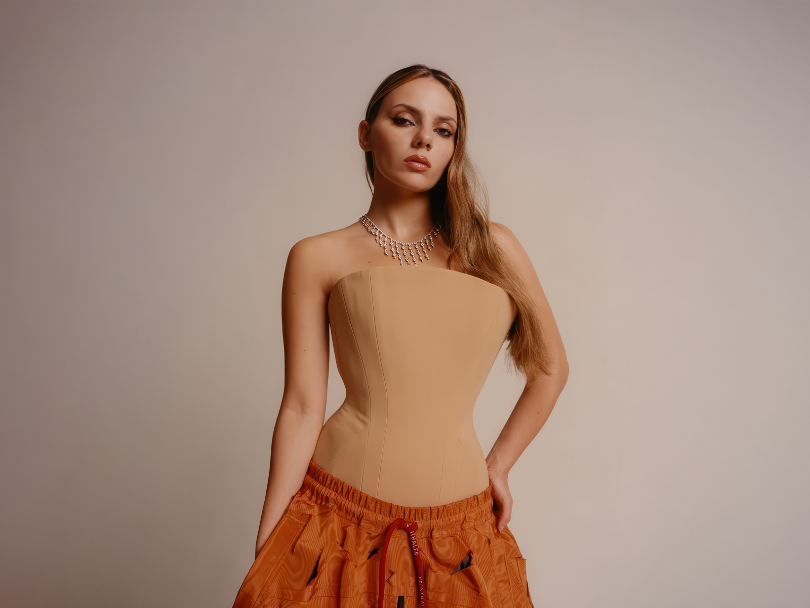 Молодая актриса Дафни Кин на сером фоне