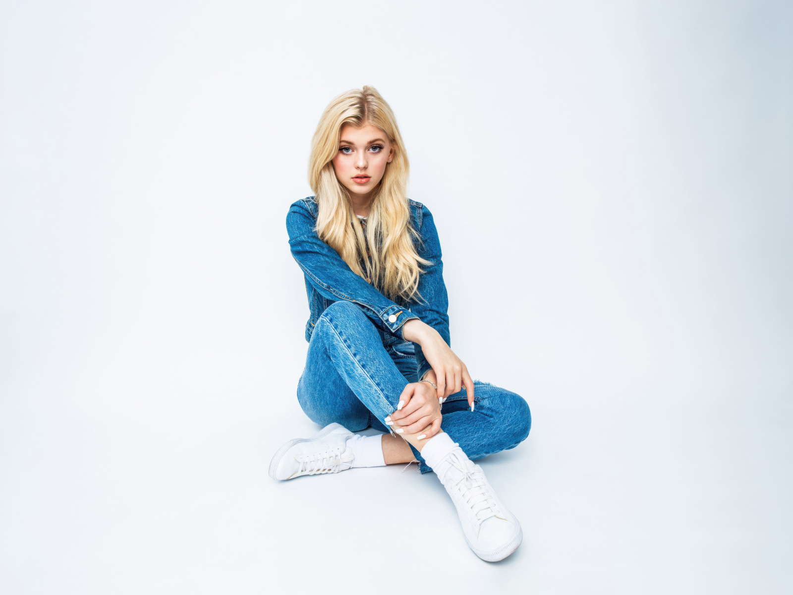 Молодая блондинка в джинсовом костюме Лорен Грей