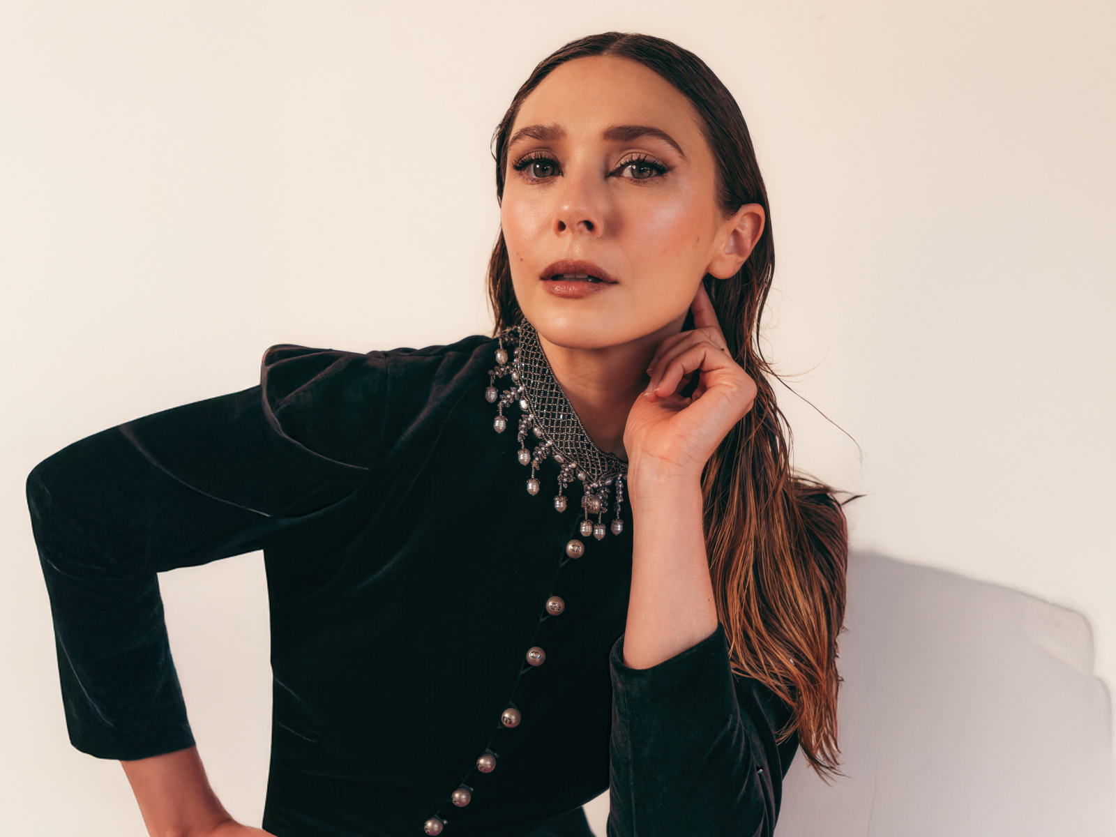 Молодая популярная актриса Элизабет Олсен в красивом наряде