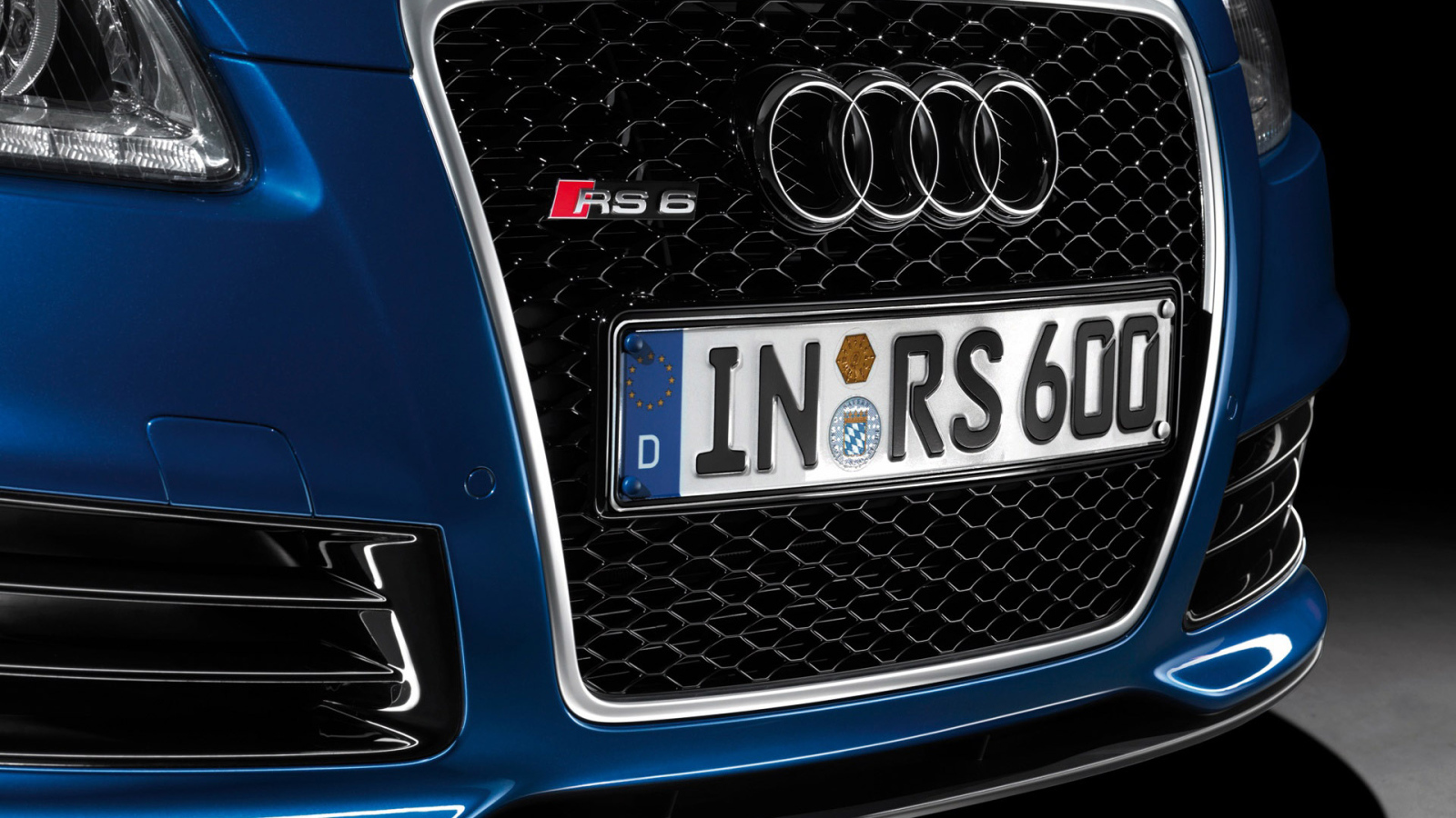 Автомобиль Audi A4 вид спереди