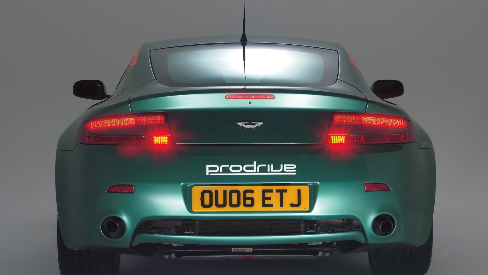 Aston Martin вид сзади