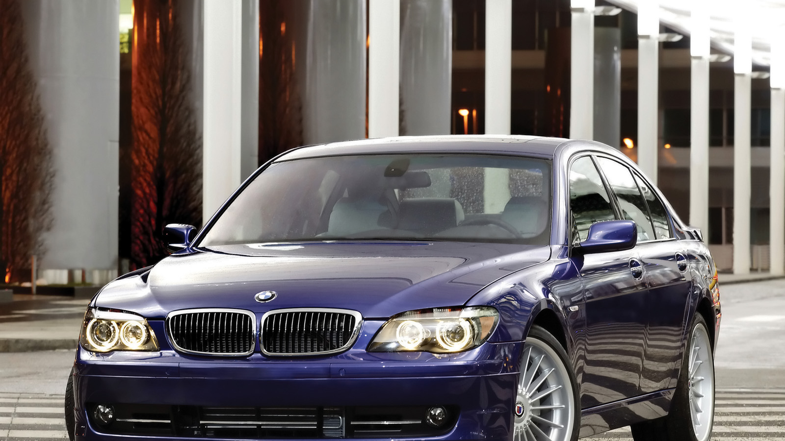 Перед синей BMW Alpine