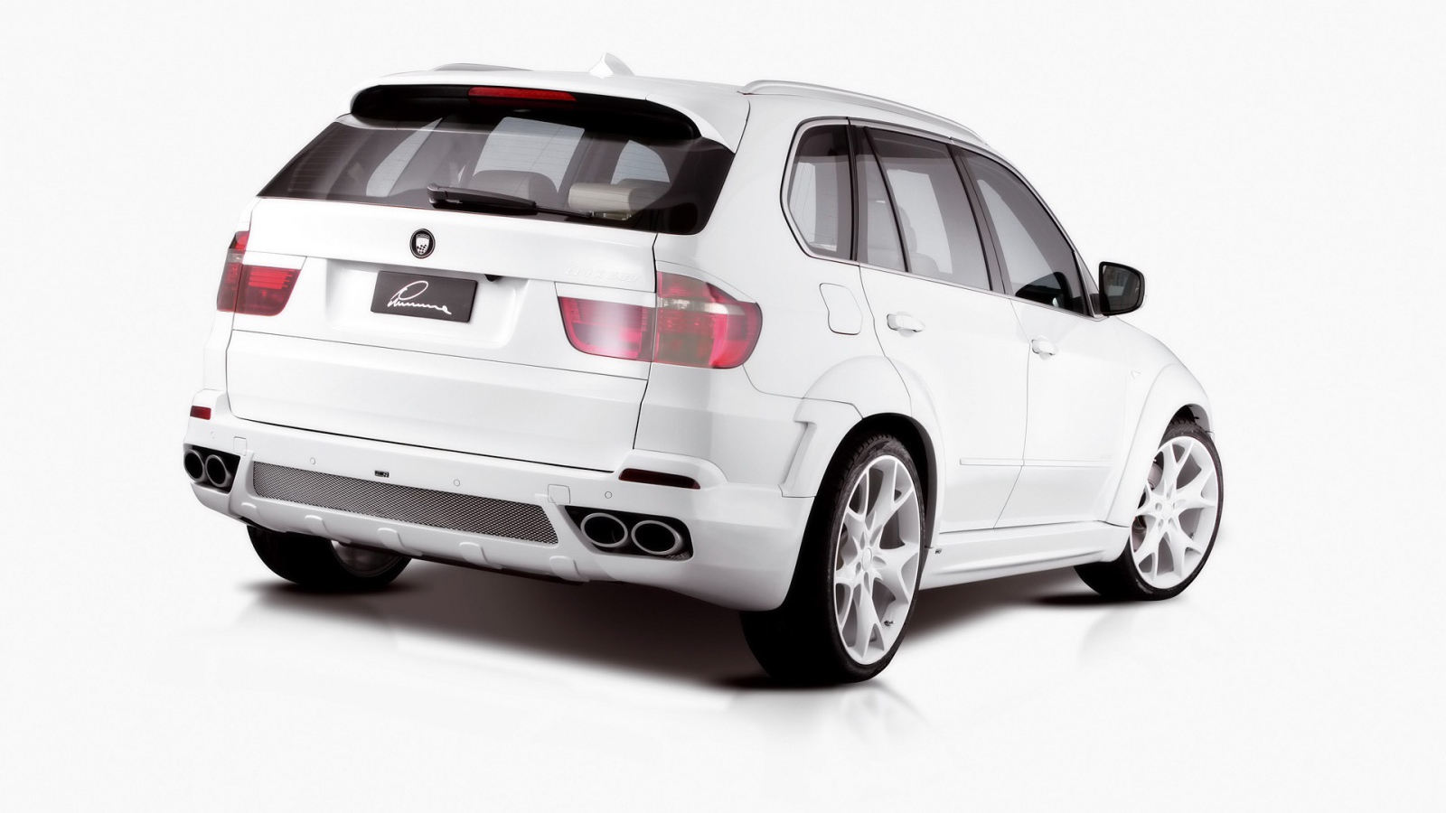 Белый БМВ Lumma