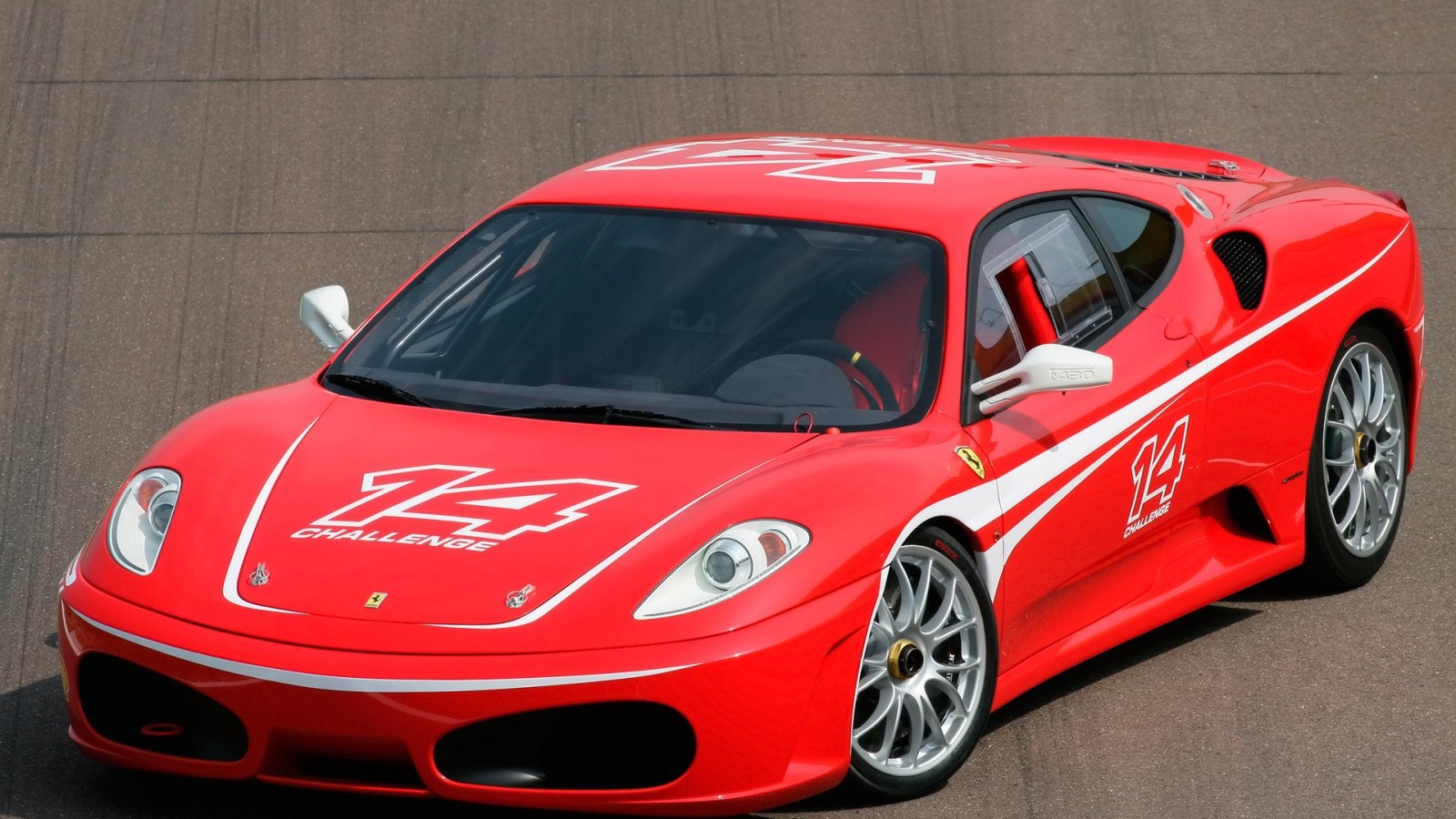 Красный спортивный автомобиль Ferrari