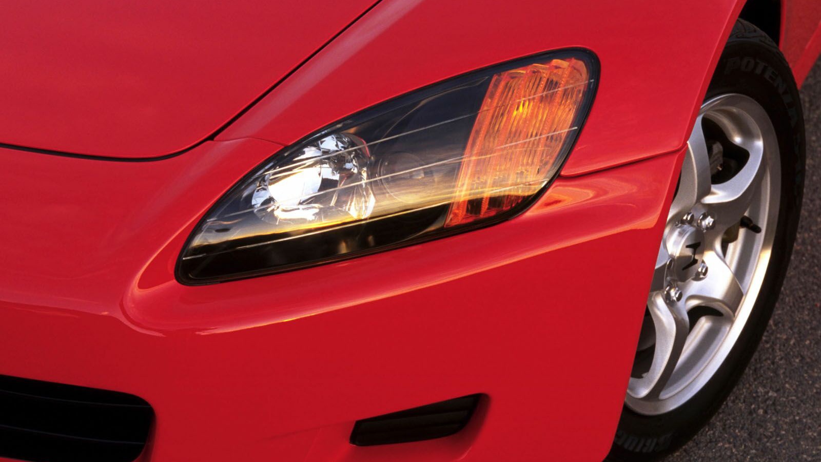 Перед красной Honda S2000