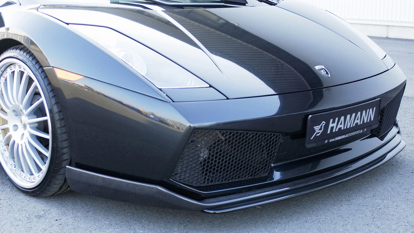 Lamborghini вид спереди