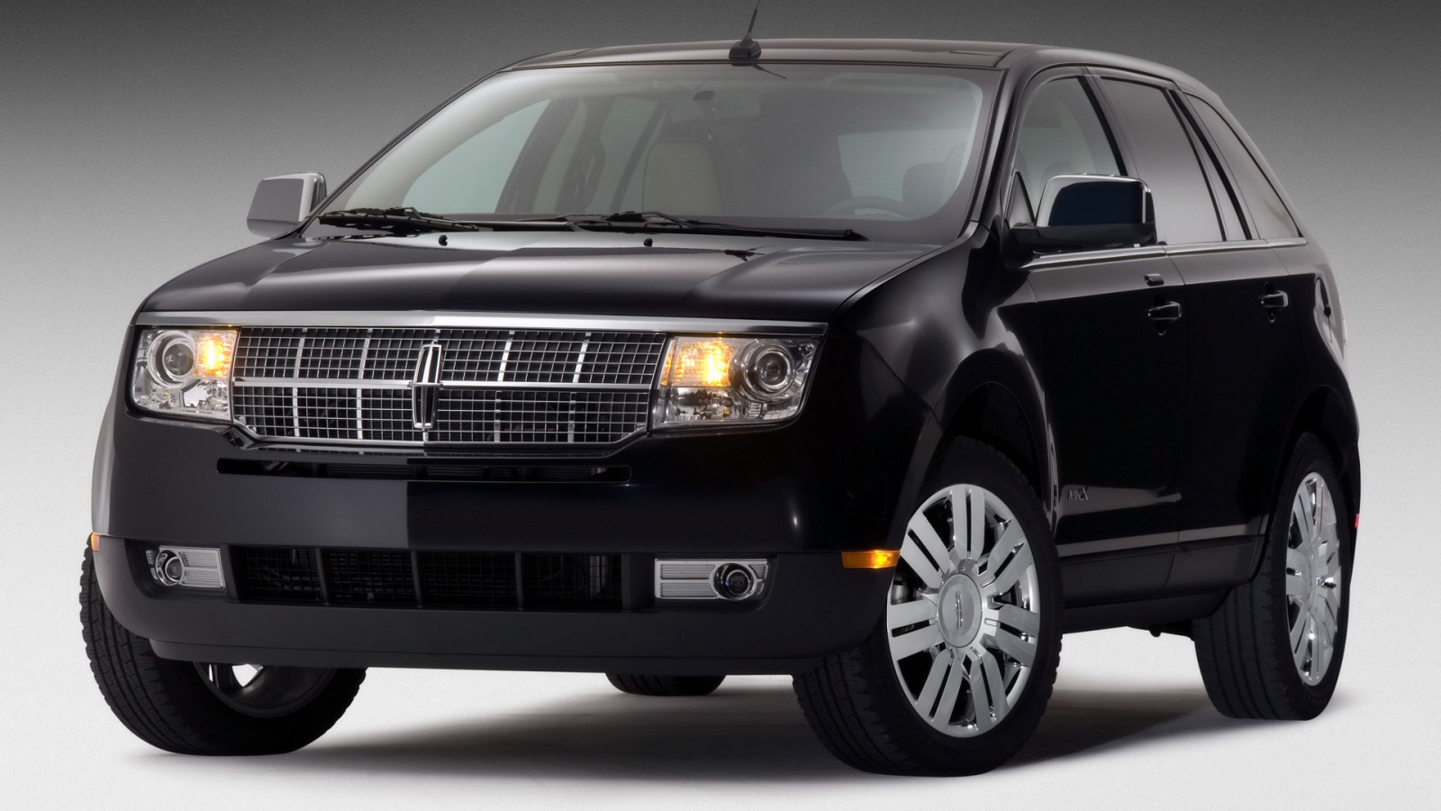 Черный Lincoln 2008 года