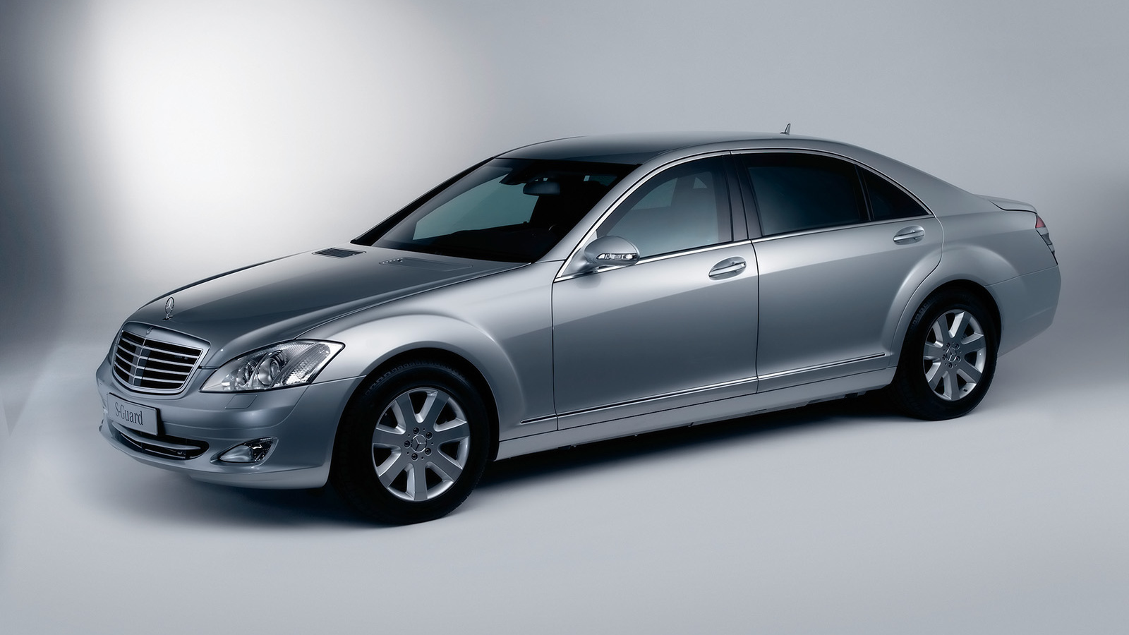 Бронированный Mercedes S600 - пули летят мимо