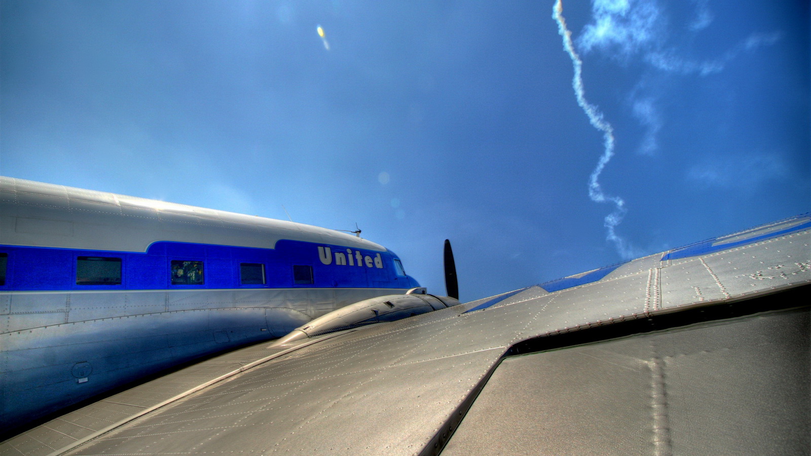 На крыле самолета