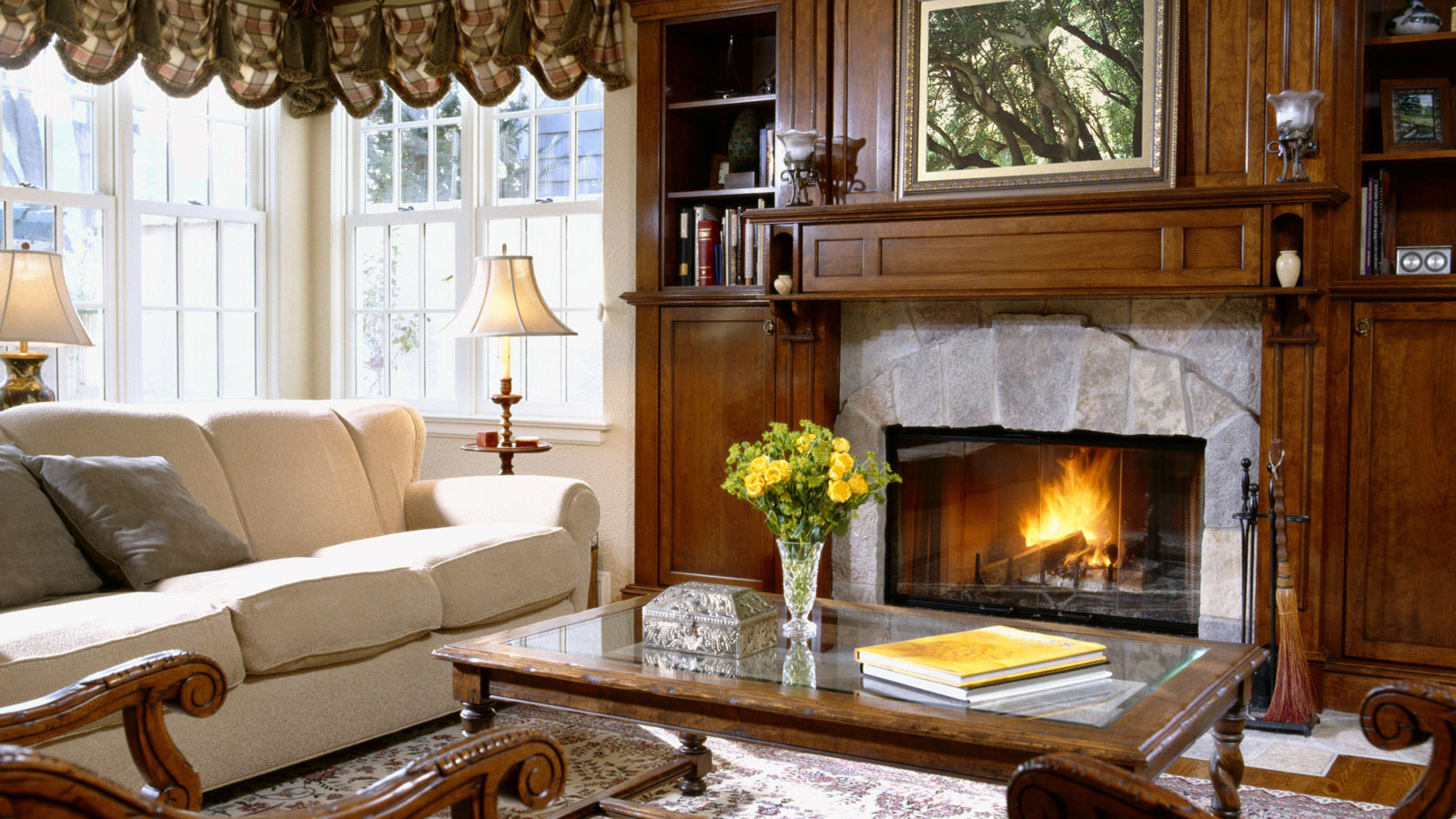 Интерьер зала с камином