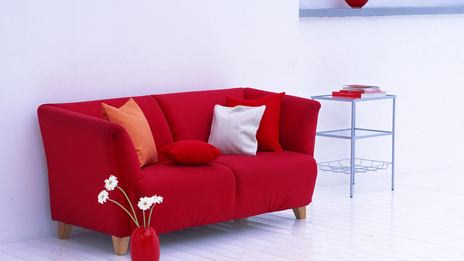 Красный диван