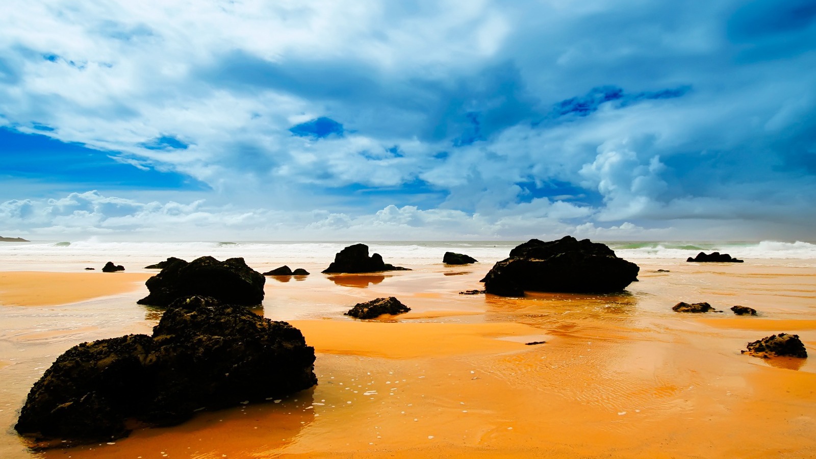 Камни на берегу