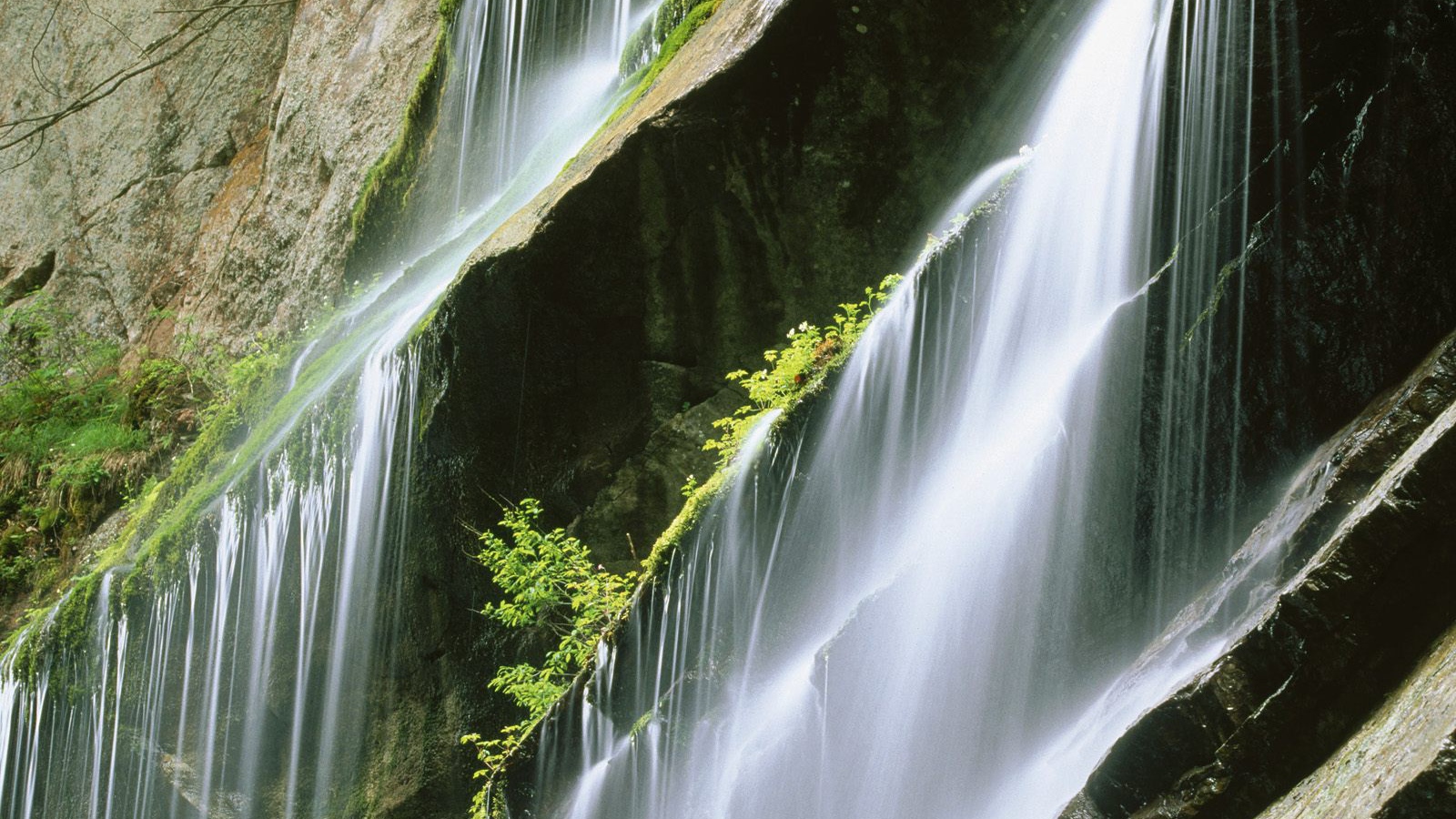 Льющаяся каскадом вода