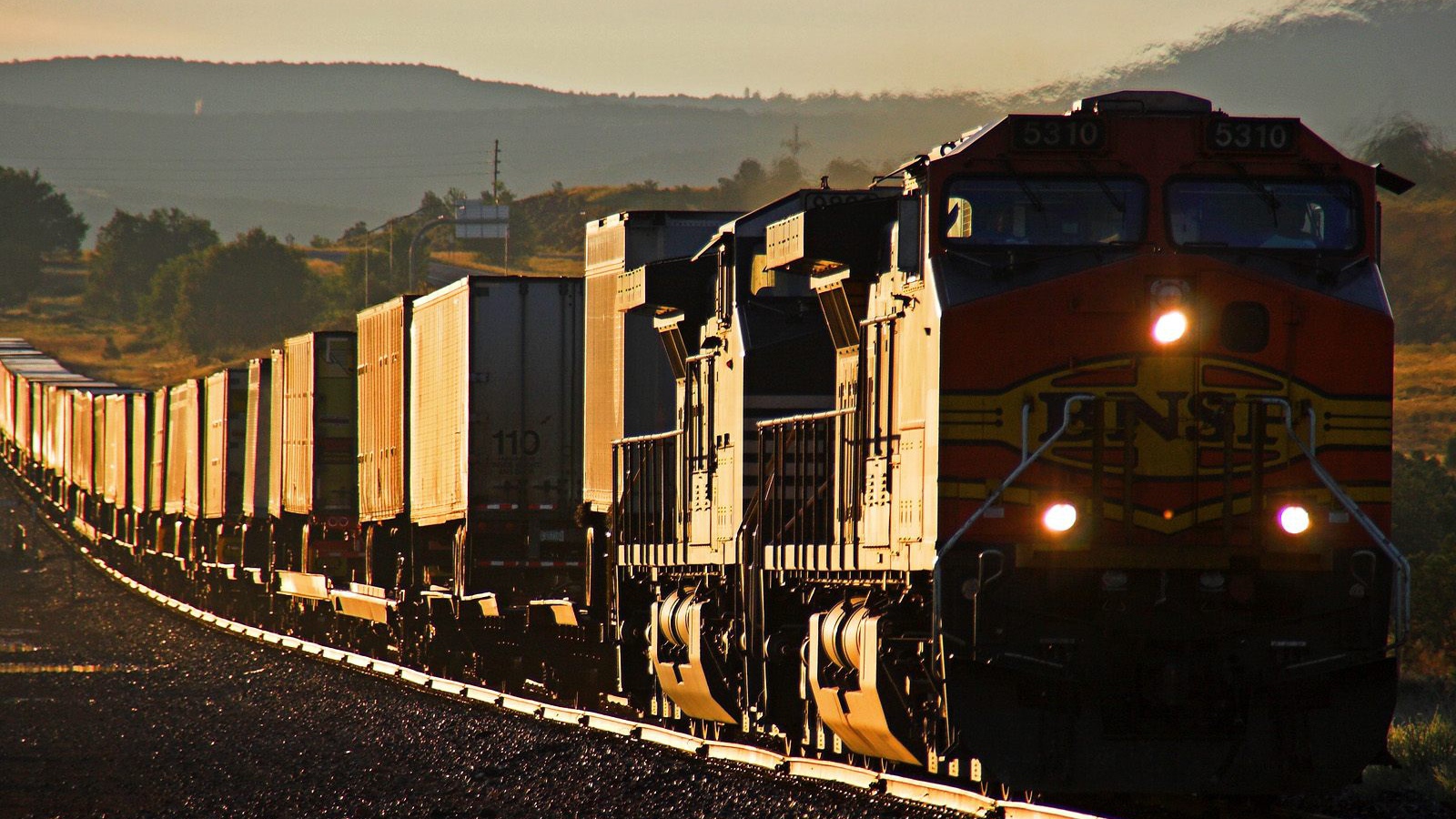 Поезд в западном направлении  BNSF / Эш Форк / Аризона / США