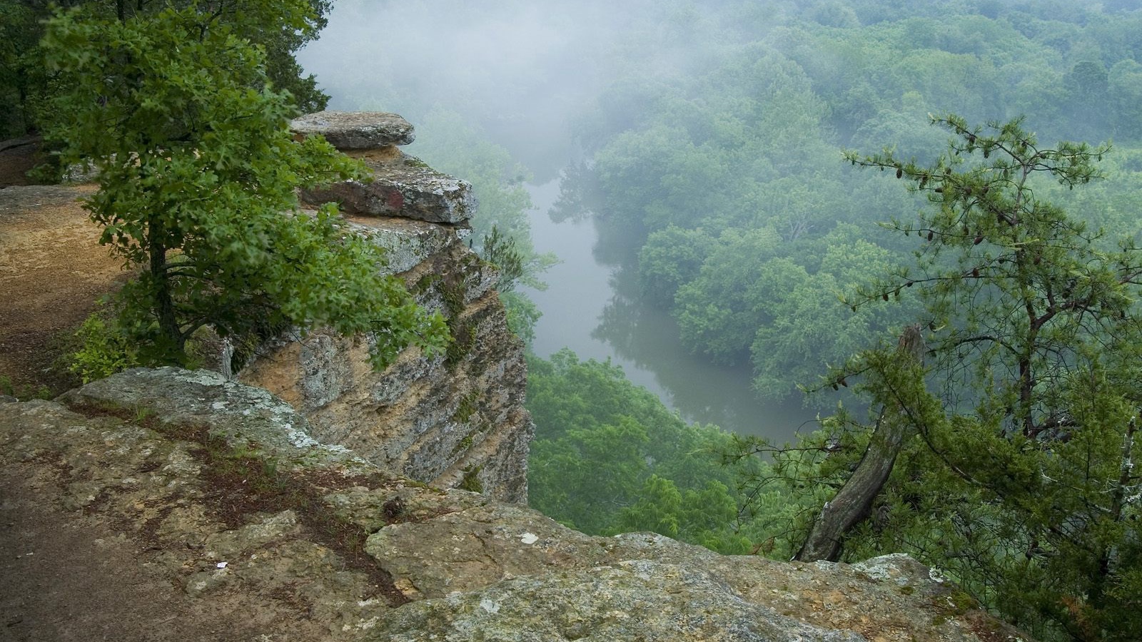 Скалы и река , США